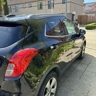 Zwarte SUV glanzend zijaanzicht