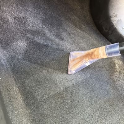 Wet vac extractie tool op tapijt