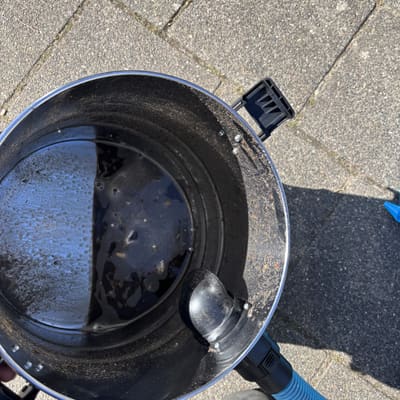 Vies zwart water in emmer — bewijs van diepe reiniging