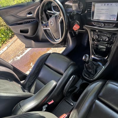 Schoon dashboard met stuurwiel
