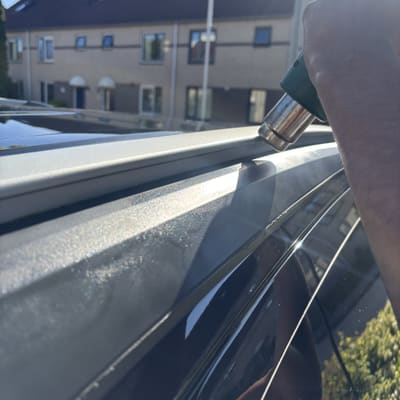 Detailer sealant op daklijst